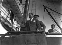 Mustafa Kemal, 14 Eylül Cuma günü Kabataş açıklarında bekleyen İzmir Vapuru’nun güvertesinden kendisini uğurlayanlara veda ediyor.
